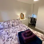 Vernon Place Town Centre, Vernon Cottage 3-Bed With Parking, 1A Vernon Court 2-Bed With Parking, 1B Studio No Parking, Off The High Street Next To Sandford Park