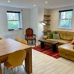 Vernon Place Town Centre, Vernon Cottage 3-Bed With Parking, 1A Vernon Court 2-Bed With Parking, 1B Studio No Parking, Off The High Street Next To Sandford Park