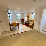 Vernon Place Town Centre, Vernon Cottage 3-Bed With Parking, 1A Vernon Court 2-Bed With Parking, 1B Studio No Parking, Off The High Street Next To Sandford Park