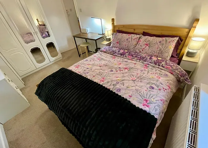 Vernon Place Town Centre, Vernon Cottage 3-Bed With Parking, 1A Vernon Court 2-Bed With Parking, 1B Studio No Parking, Off The High Street Next To Sandford Park