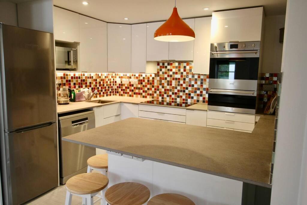 Vernon Place Town Centre, Vernon 3-bed With Parking, 1a Vernon Court 2-bed With Parking, 1b No Parking, Off The High Street Next To Sandford Park Holiday home *