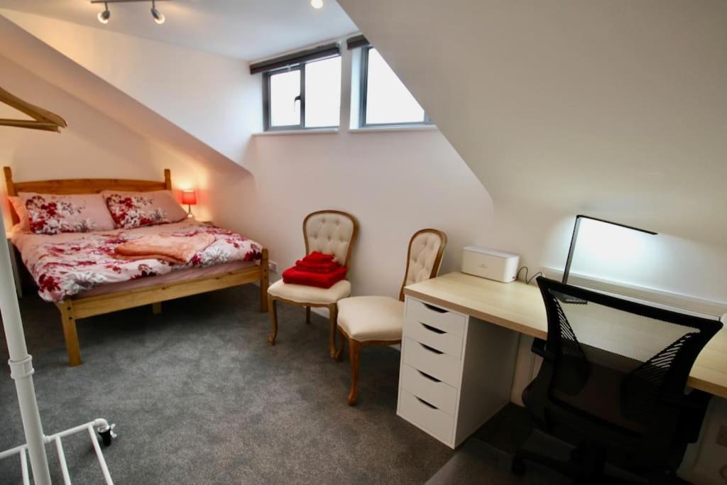Vernon Place Town Centre, Vernon 3-bed With Parking, 1a Vernon Court 2-bed With Parking, 1b No Parking, Off The High Street Next To Sandford Park *