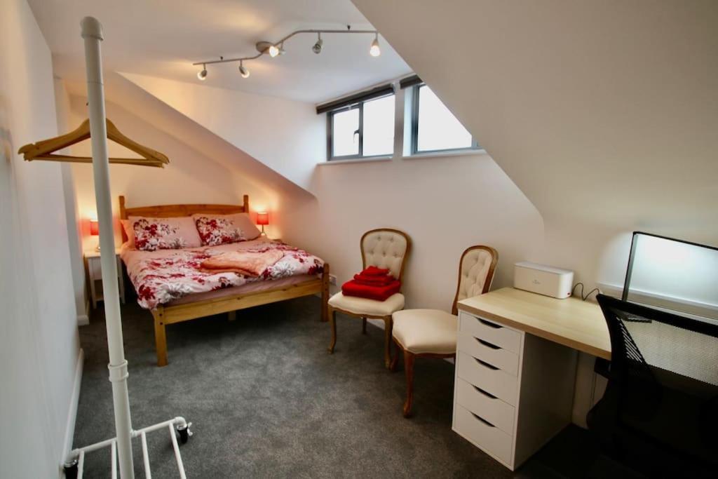 Vernon Place Town Centre, Vernon 3-bed With Parking, 1a Vernon Court 2-bed With Parking, 1b No Parking, Off The High Street Next To Sandford Park Holiday home Cheltenham