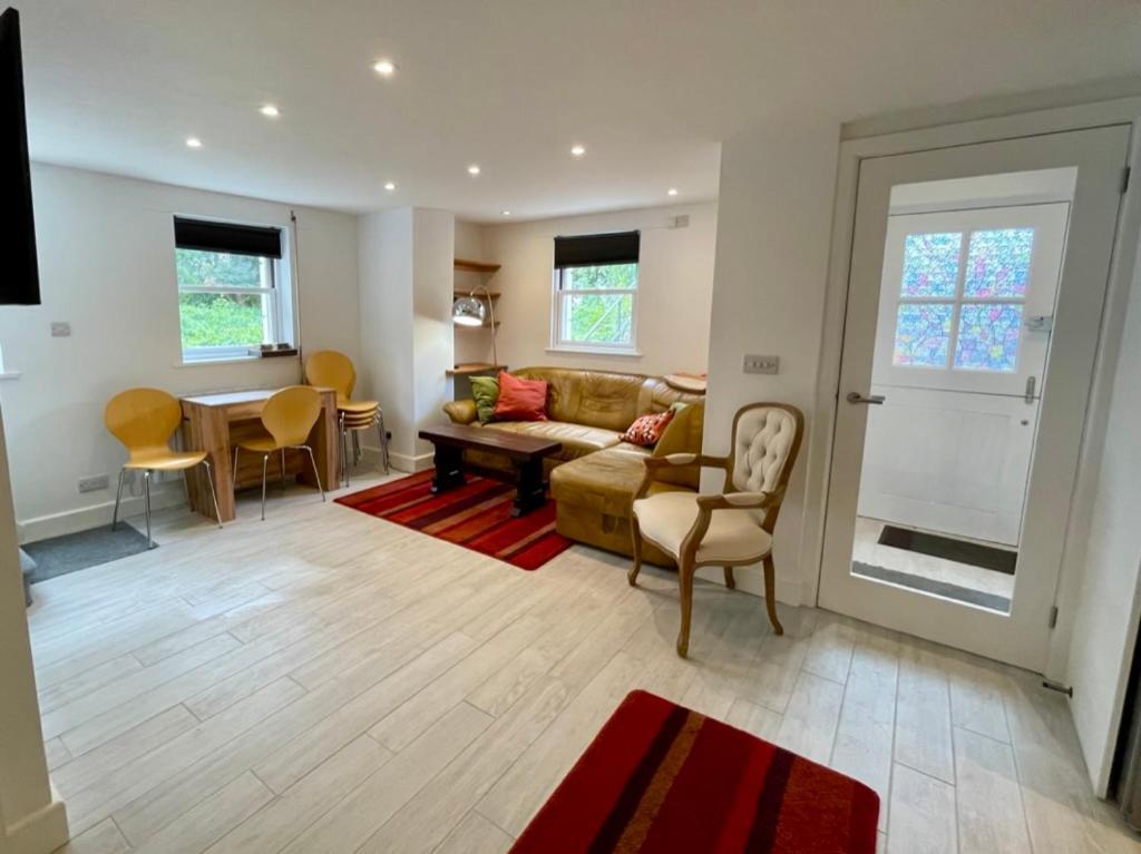 Vernon Place Town Centre, Vernon 3-bed With Parking, 1a Vernon Court 2-bed With Parking, 1b No Parking, Off The High Street Next To Sandford Park