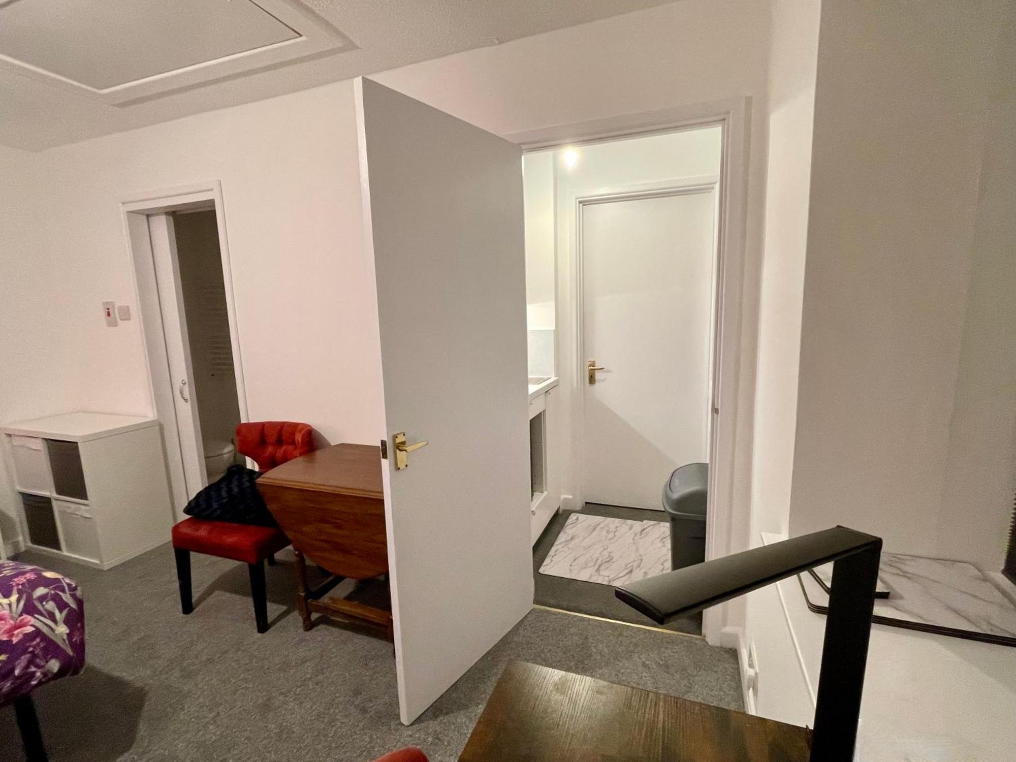 Vernon Place Town Centre, Vernon 3-bed With Parking, 1a Vernon Court 2-bed With Parking, 1b No Parking, Off The High Street Next To Sandford Park Cheltenham