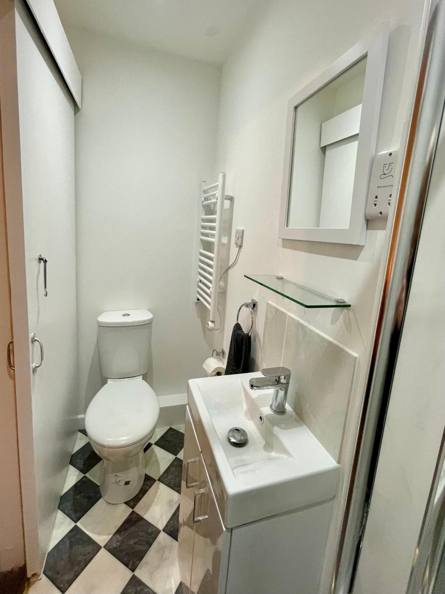 Vernon Place Town Centre, Vernon 3-bed With Parking, 1a Vernon Court 2-bed With Parking, 1b No Parking, Off The High Street Next To Sandford Park Holiday home Cheltenham
