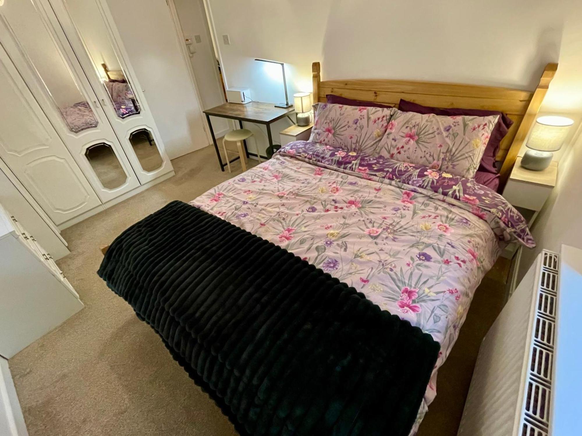 Holiday home Vernon Place Town Centre, Vernon 3-bed With Parking, 1a Vernon Court 2-bed With Parking, 1b No Parking, Off The High Street Next To Sandford Park