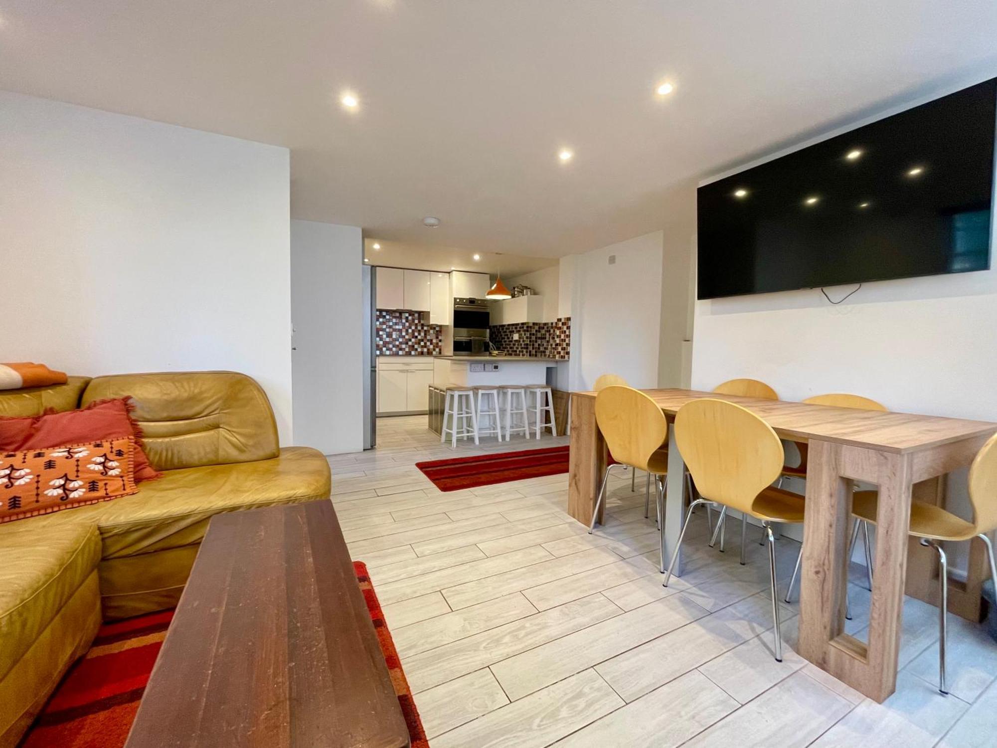 Vernon Place Town Centre, Vernon 3-bed With Parking, 1a Vernon Court 2-bed With Parking, 1b No Parking, Off The High Street Next To Sandford Park