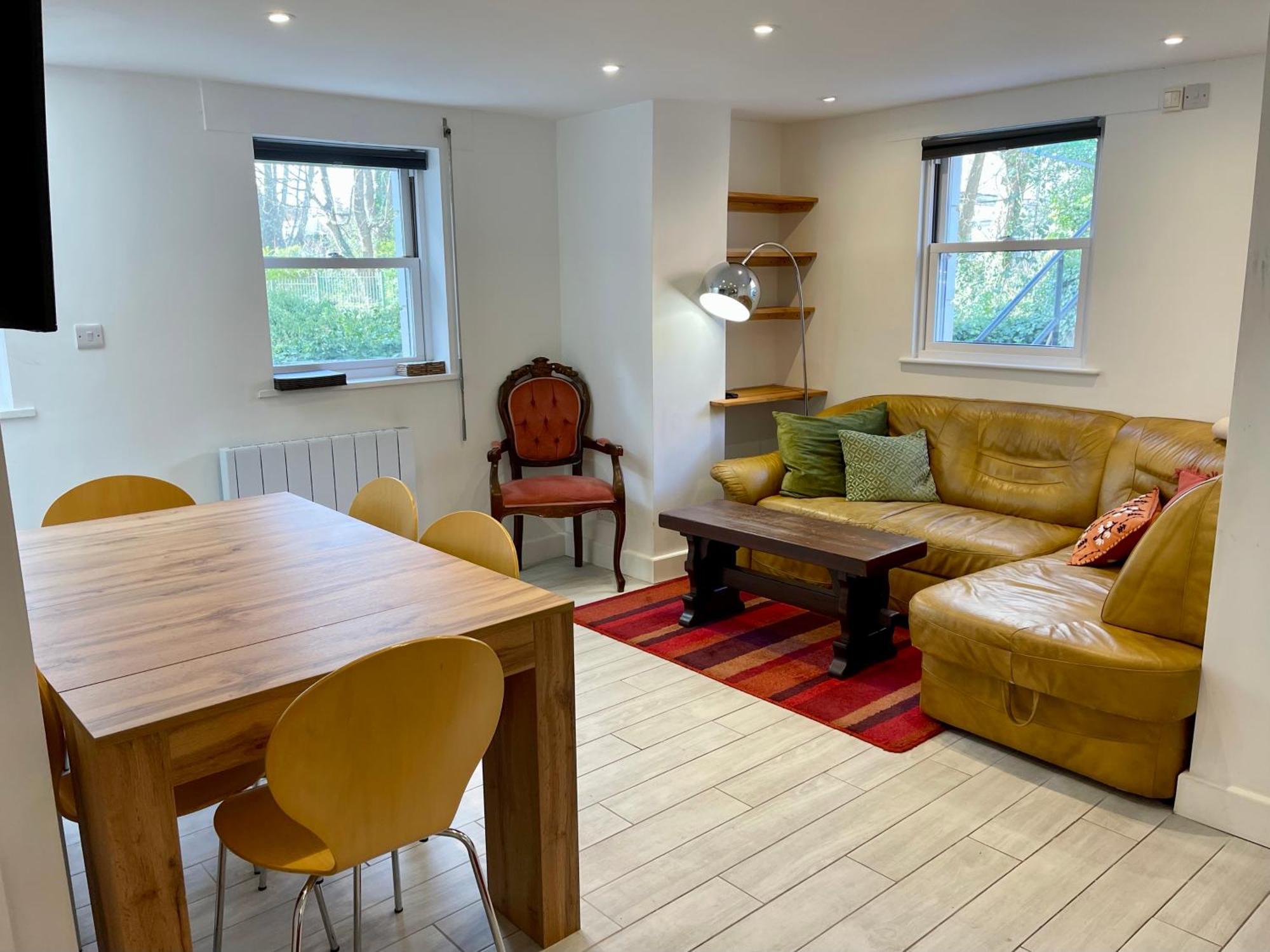 Holiday home Vernon Place Town Centre, Vernon 3-bed With Parking, 1a Vernon Court 2-bed With Parking, 1b No Parking, Off The High Street Next To Sandford Park