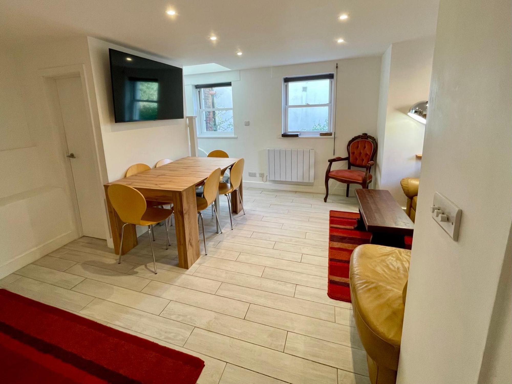 Vernon Place Town Centre, Vernon 3-bed With Parking, 1a Vernon Court 2-bed With Parking, 1b No Parking, Off The High Street Next To Sandford Park