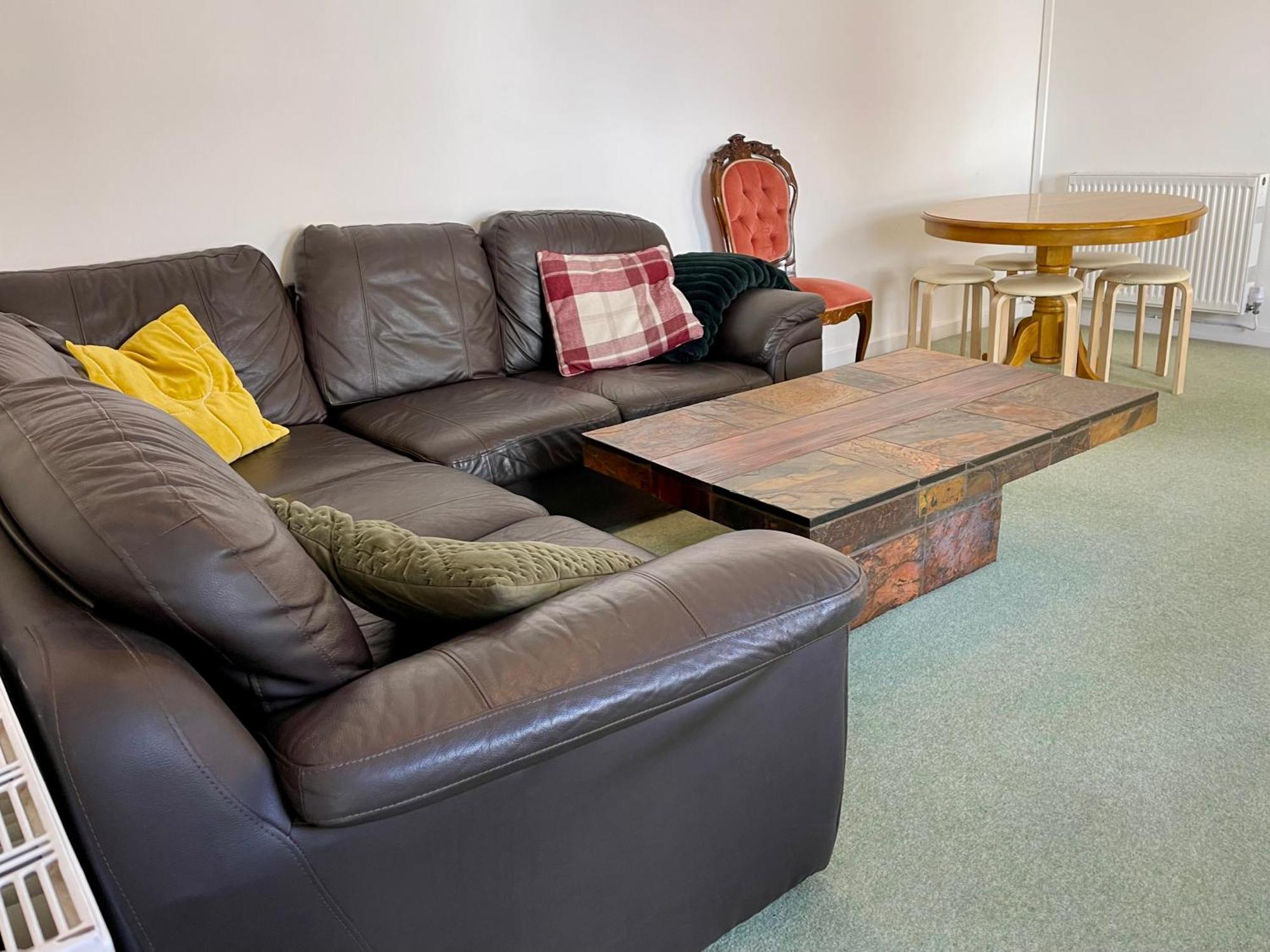 Vernon Place Town Centre, Vernon 3-bed With Parking, 1a Vernon Court 2-bed With Parking, 1b No Parking, Off The High Street Next To Sandford Park