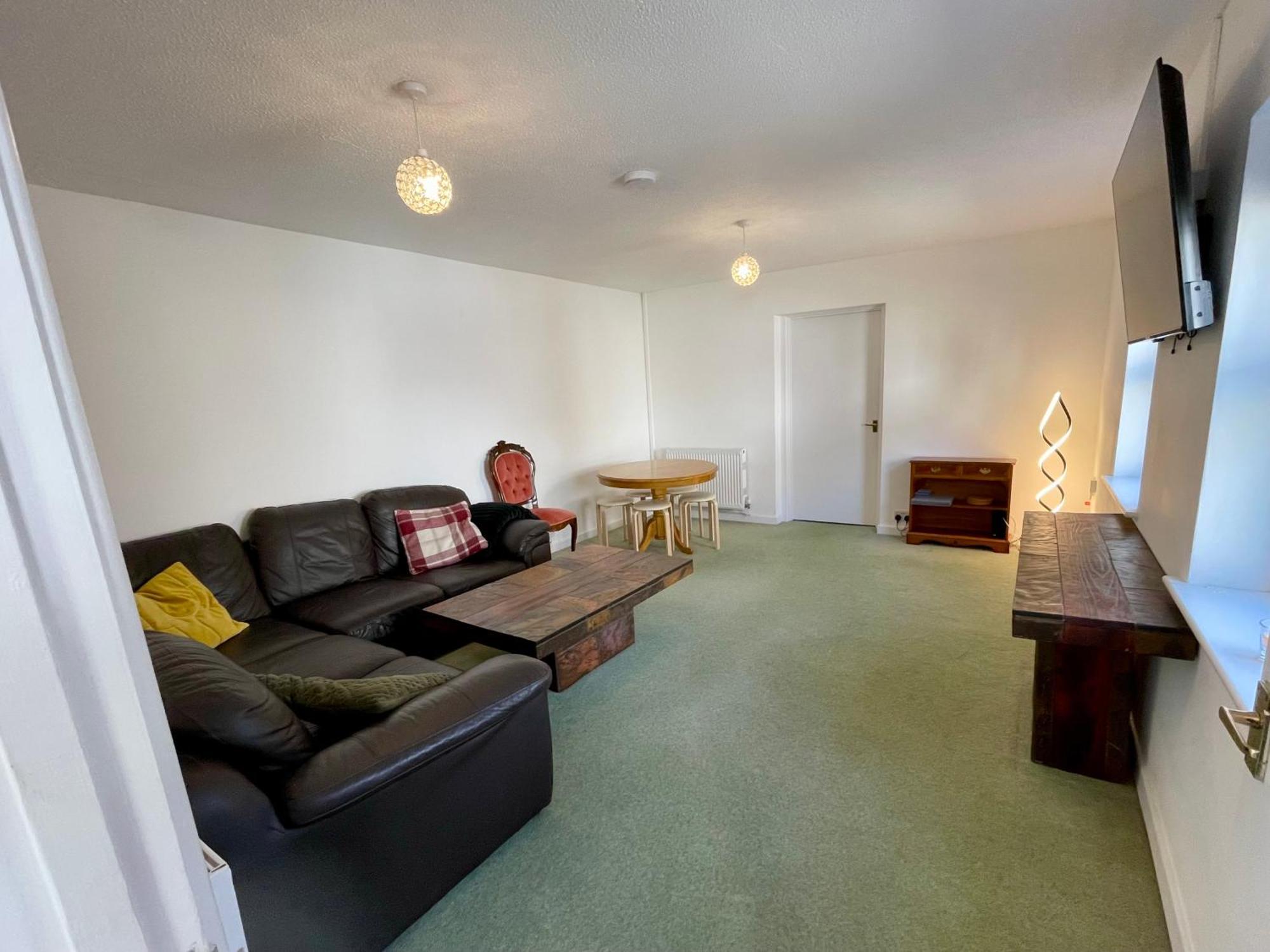 Vernon Place Town Centre, Vernon 3-bed With Parking, 1a Vernon Court 2-bed With Parking, 1b No Parking, Off The High Street Next To Sandford Park